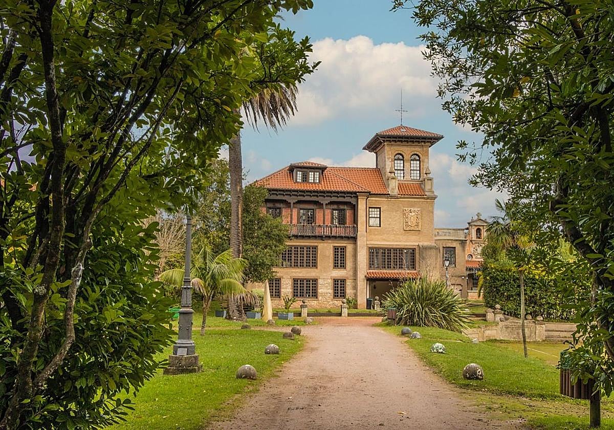 Vista del Palacio de Albaicín de Noja con sus jardines.
