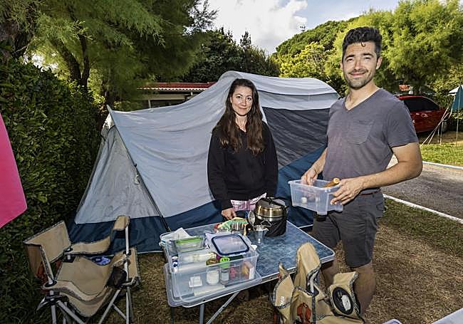 Silvia Reguera y Juan Pardo recogen los utensilios de su tienda de campaña en Cabo Mayor.