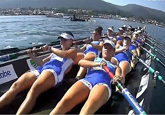 La tripulación de Astillero, en plena boga en aguas gallegas.