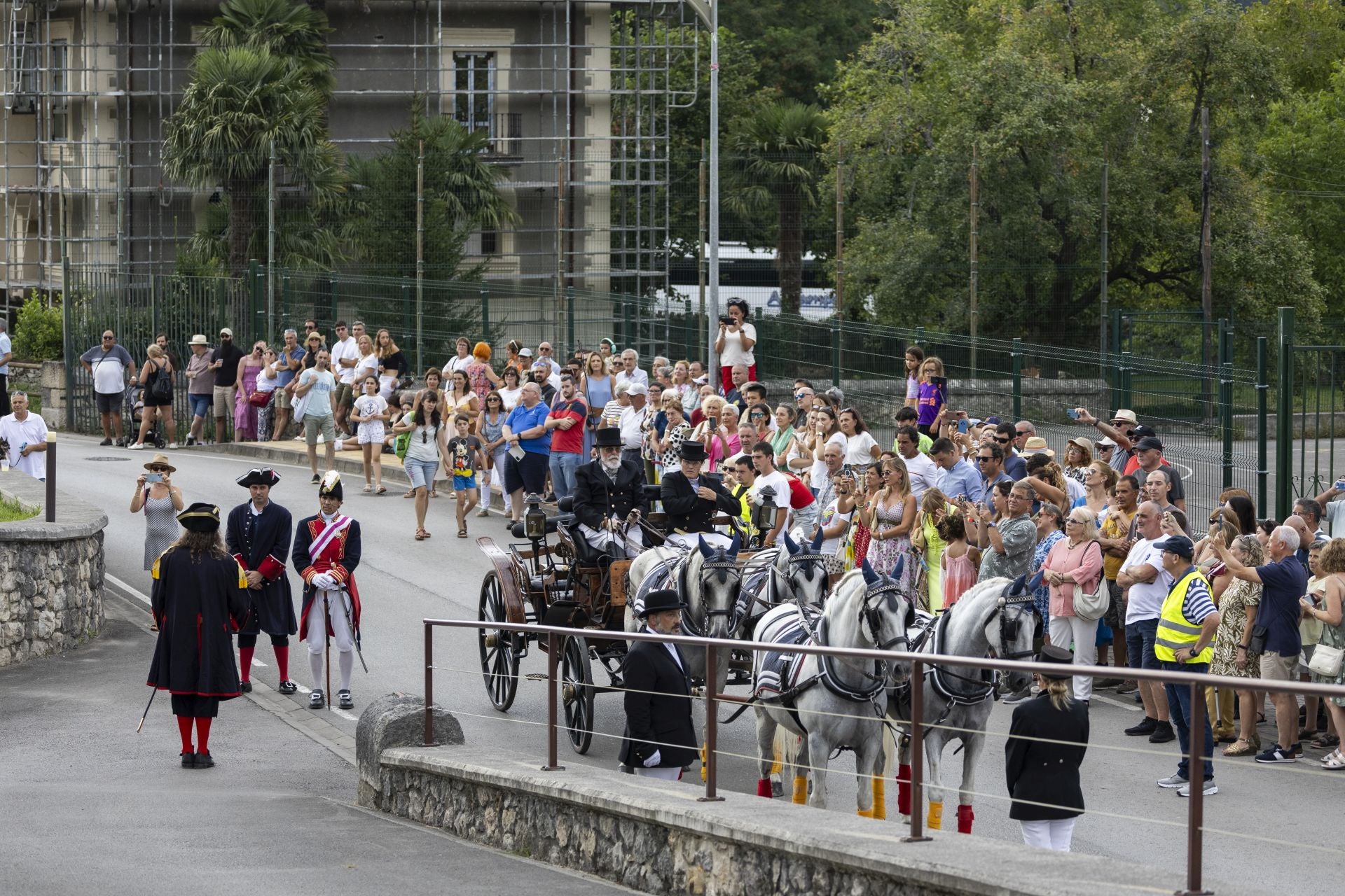 El capitán local acudió a recibir al brigadier y a su ayudante.