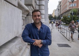 El concejal de Turismo y Dinaminación Social, Fran Arias, posa junto a la fachada del Ayuntamiento de Santander.