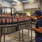 Operarios junto a una de las nuevas líneas de embotellado que ya están operativas en la planta de Agua de Solares.