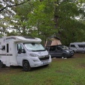 Media docena de autocaravanas aparcadas en fila en la Braña del Mozucu de Udías.