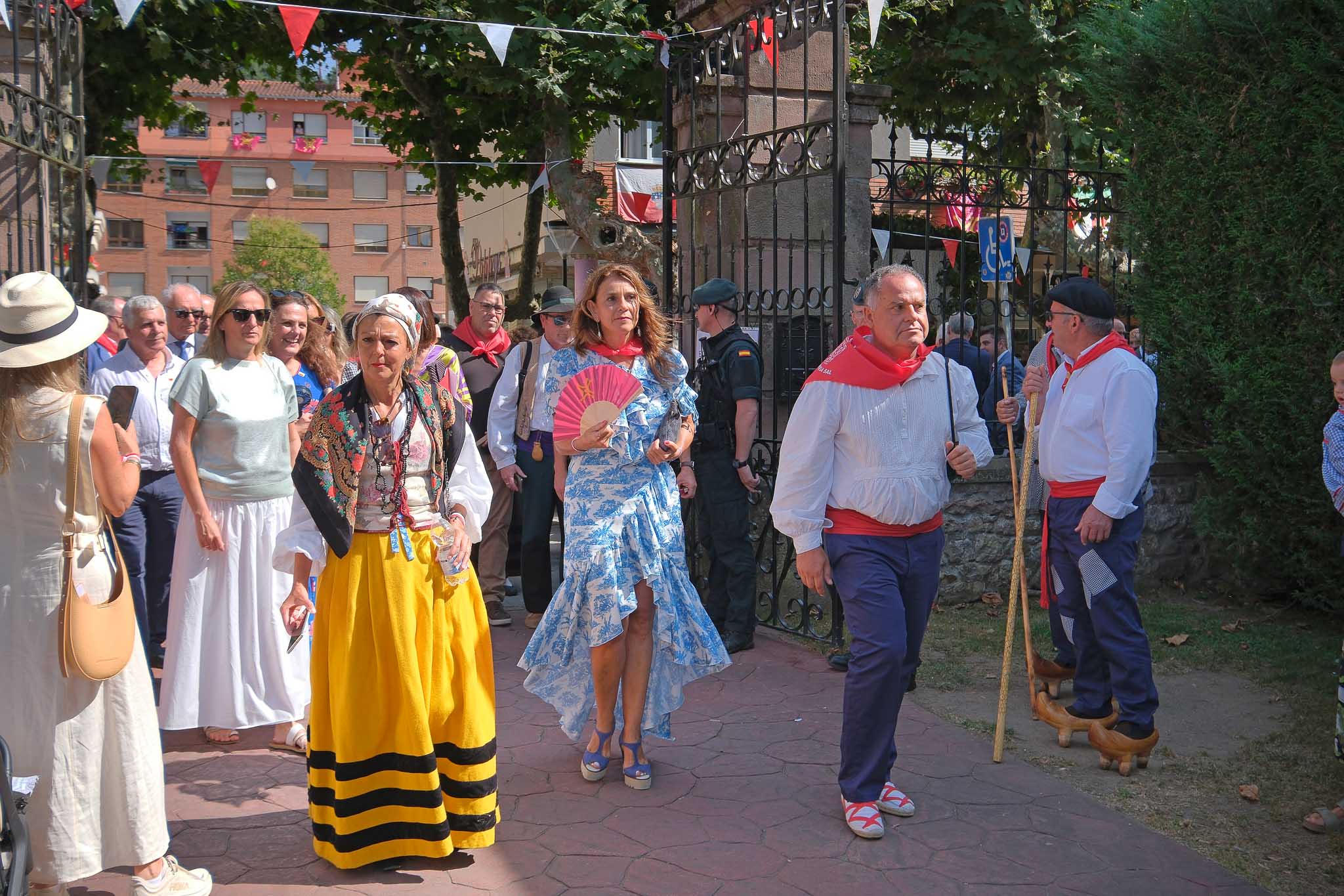 La candidata del PRC a las próximas elecciones, Paula Fernández, accediendo al Parque Conde de San Diego