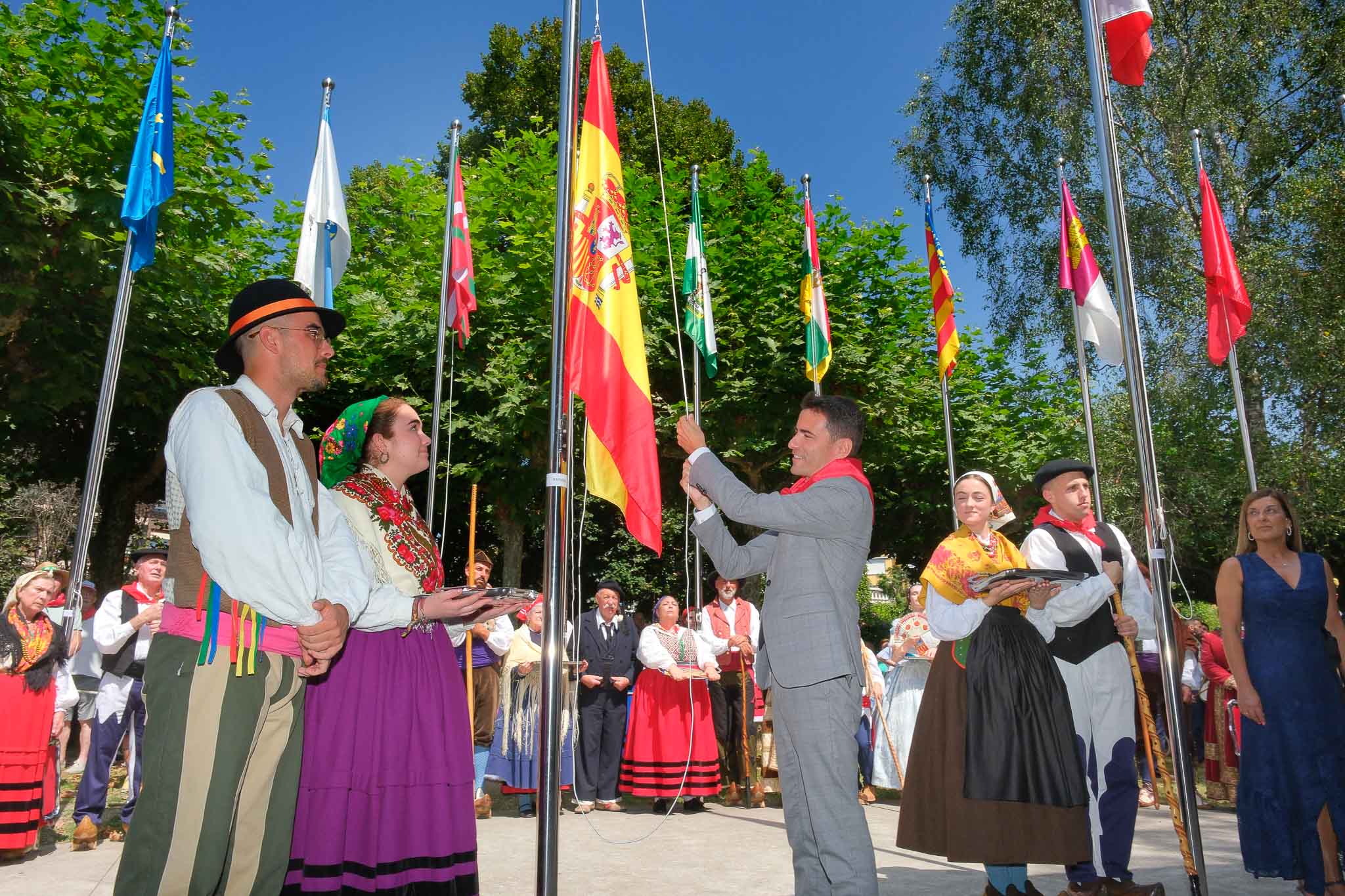 Pedro Casares izó por primera vez la bandera de España en el Día de Cantabria.