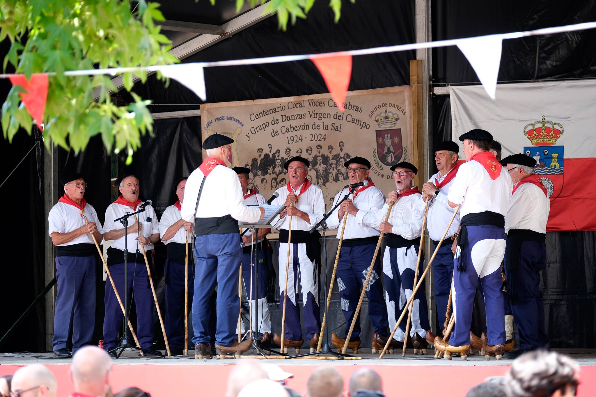 Uno de los grupos folclóricos que se subió al escenario.