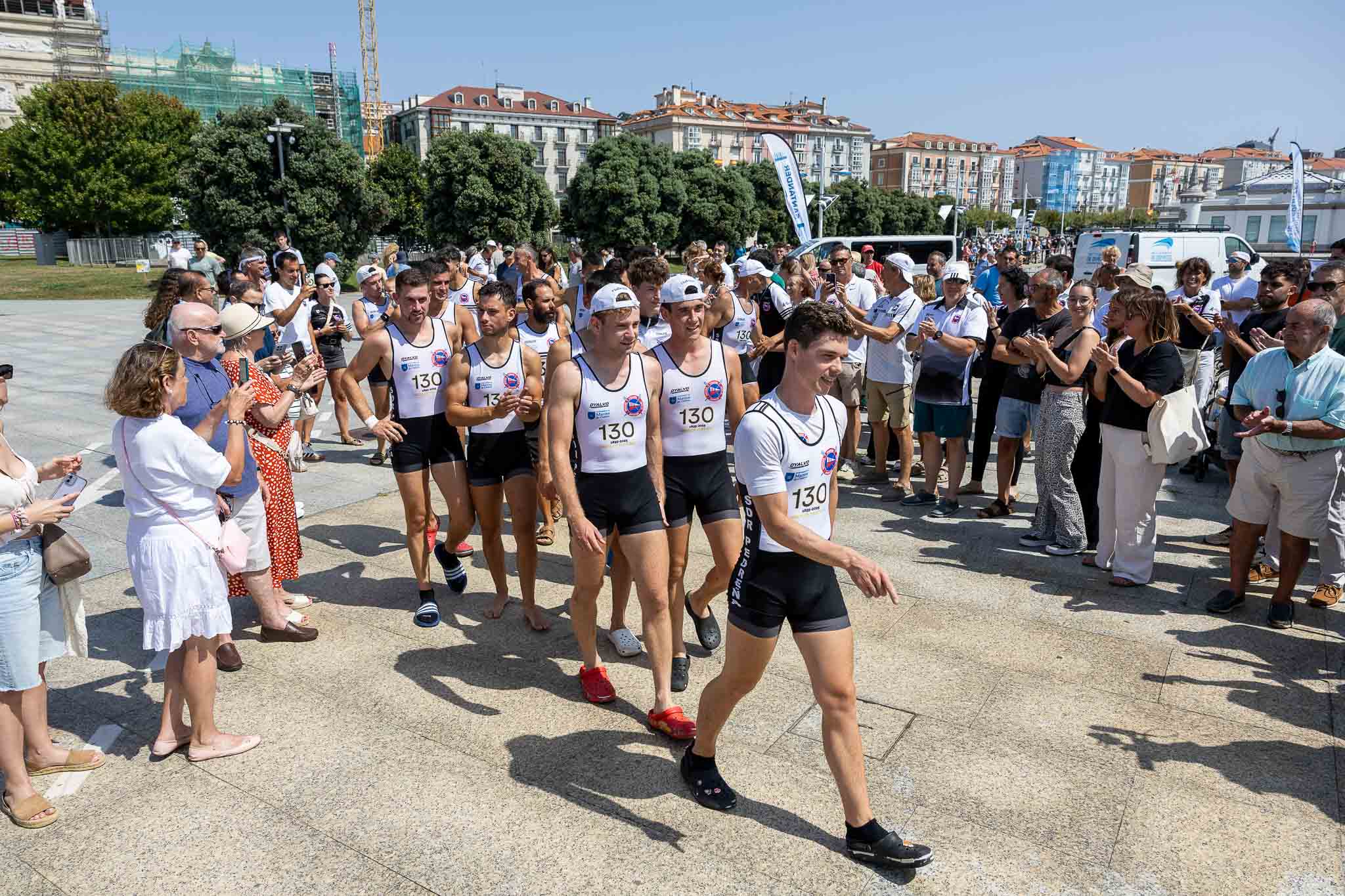 Los pedreñeros, camino de recoger la bandera.