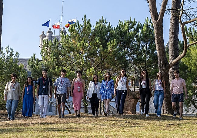 Cristina Blanco, en medio de sus alumnos del Aula Blas Cabrera.