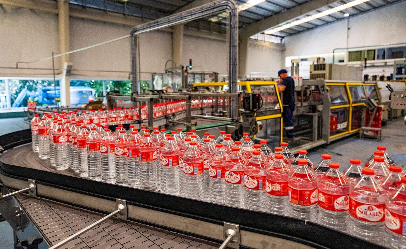 Actualmente, en plena campaña. salen de las instalaciones 600.000 botellas de agua al día, según asegura la dirección.