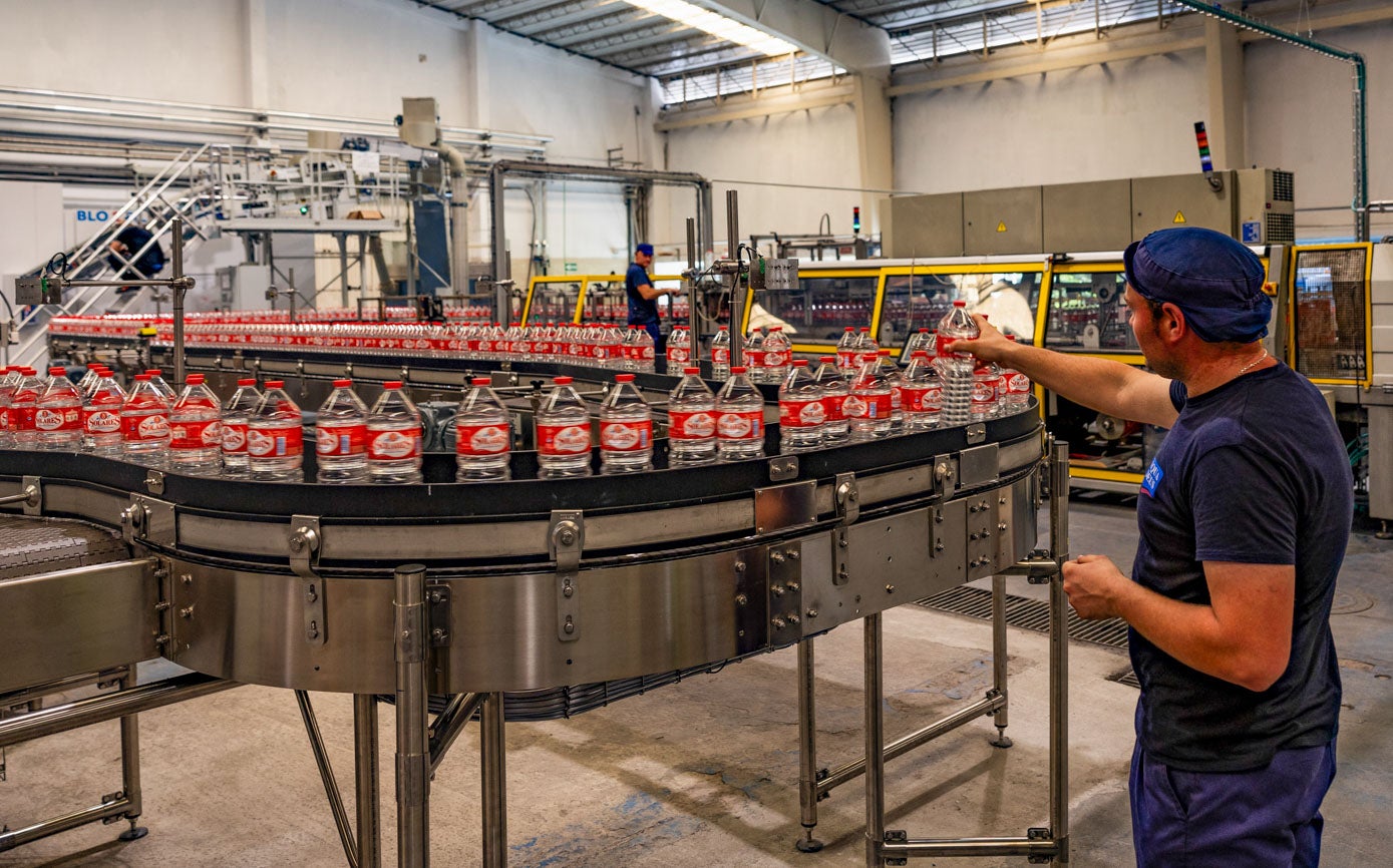 Uno de los operarios junto a una de las nuevas líneas de embotellado que ya están operativas en la planta de Agua de Solares.