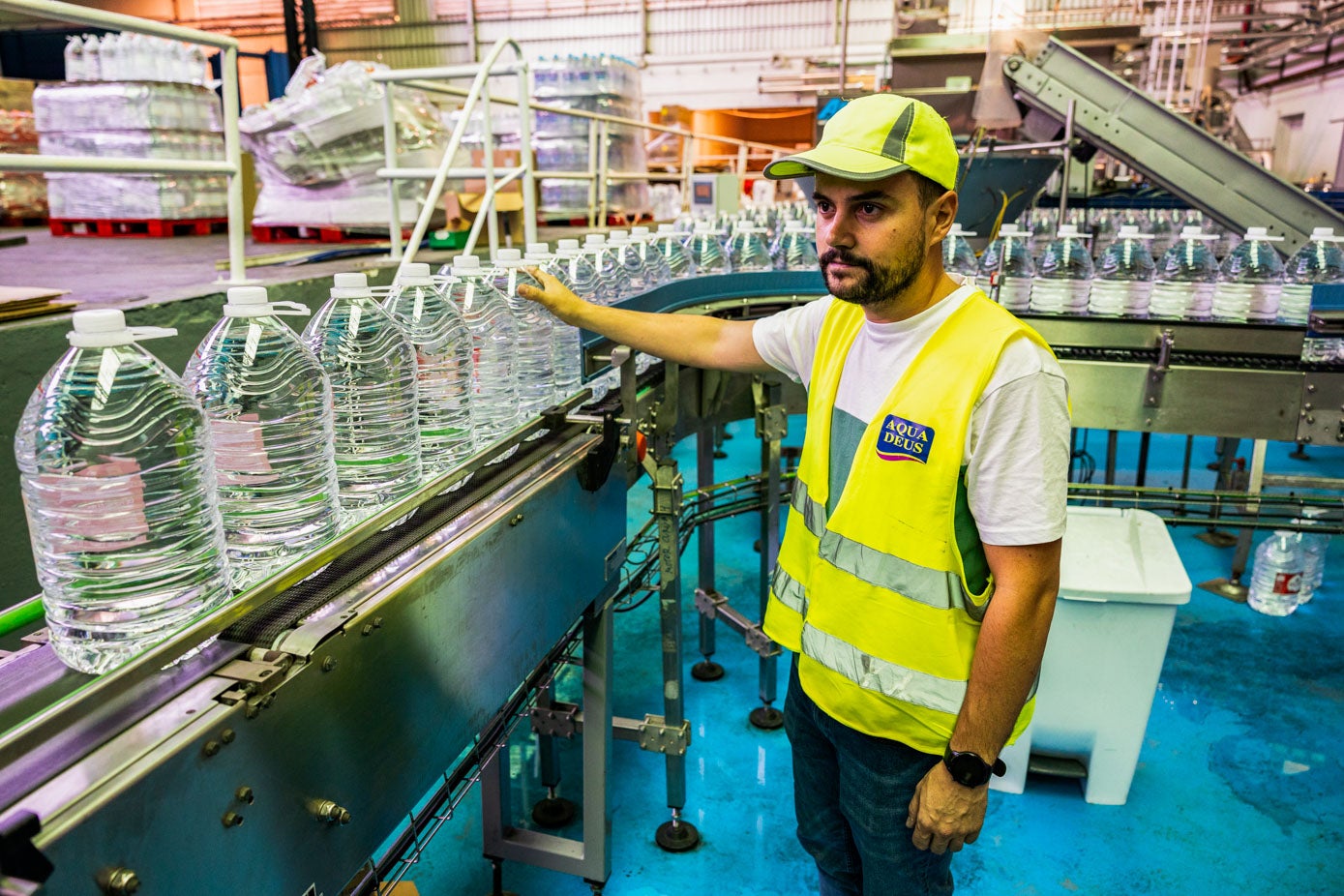 El director técnico de producción, Fernando Escudero, junto a la nueva línea de embotellado de garrafas.