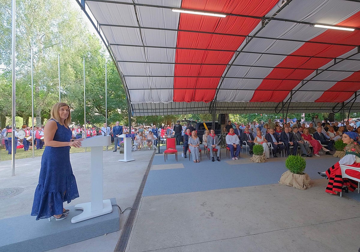 La presidenta de Cantabria, María José Sáenz de Buruaga, durante su intervención en el Parque Conde de San Diego.