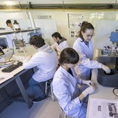 Alumnos en un laboratorio de la Universidad de Cantabria.