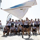 La tripulación de Pedreña, con la Bandera de Santander.