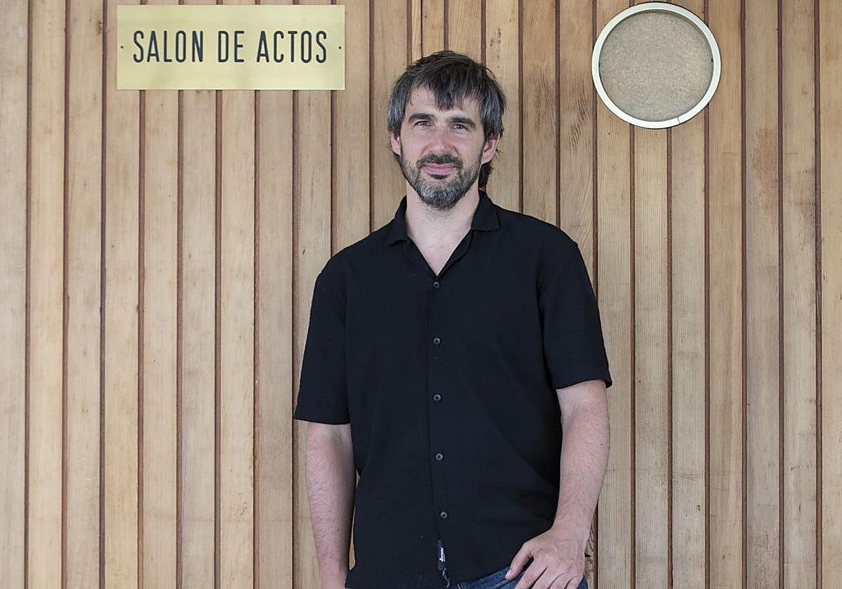 Iñaki Rikarte, en el salón de actos de la Facultad de Medicina donde tuvieron lugar los primeros ensayos.