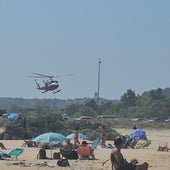 Momento en el que el helicóptero dejó a la pareja de jóvenes en el aparcamiento de la playa.