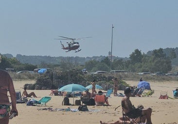 Momento en el que el helicóptero dejó a la pareja de jóvenes en el aparcamiento de la playa.