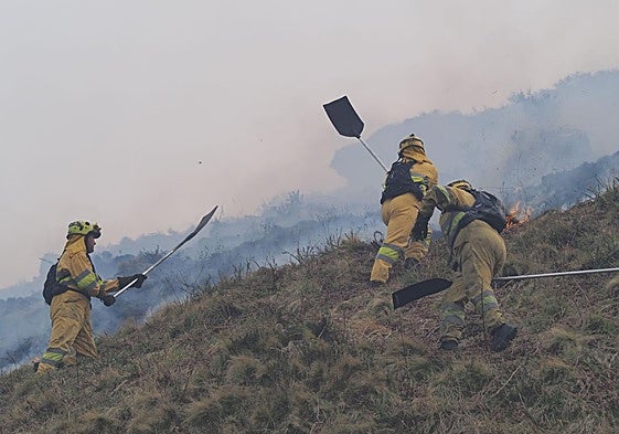 Brigadistas de las BRIF de Ruente se afanan en la extinción de un incendio.