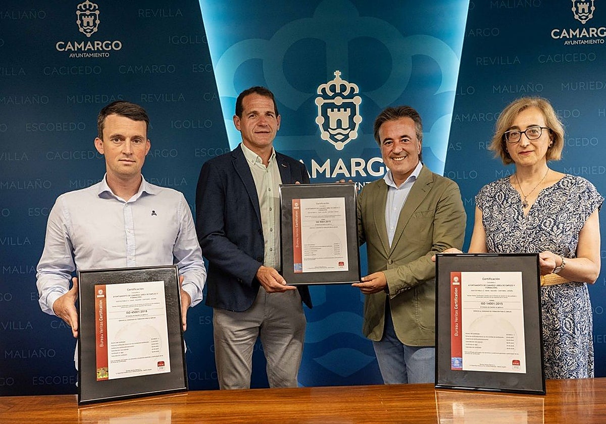 El alcalde recibe el reconocimiento de calidad.