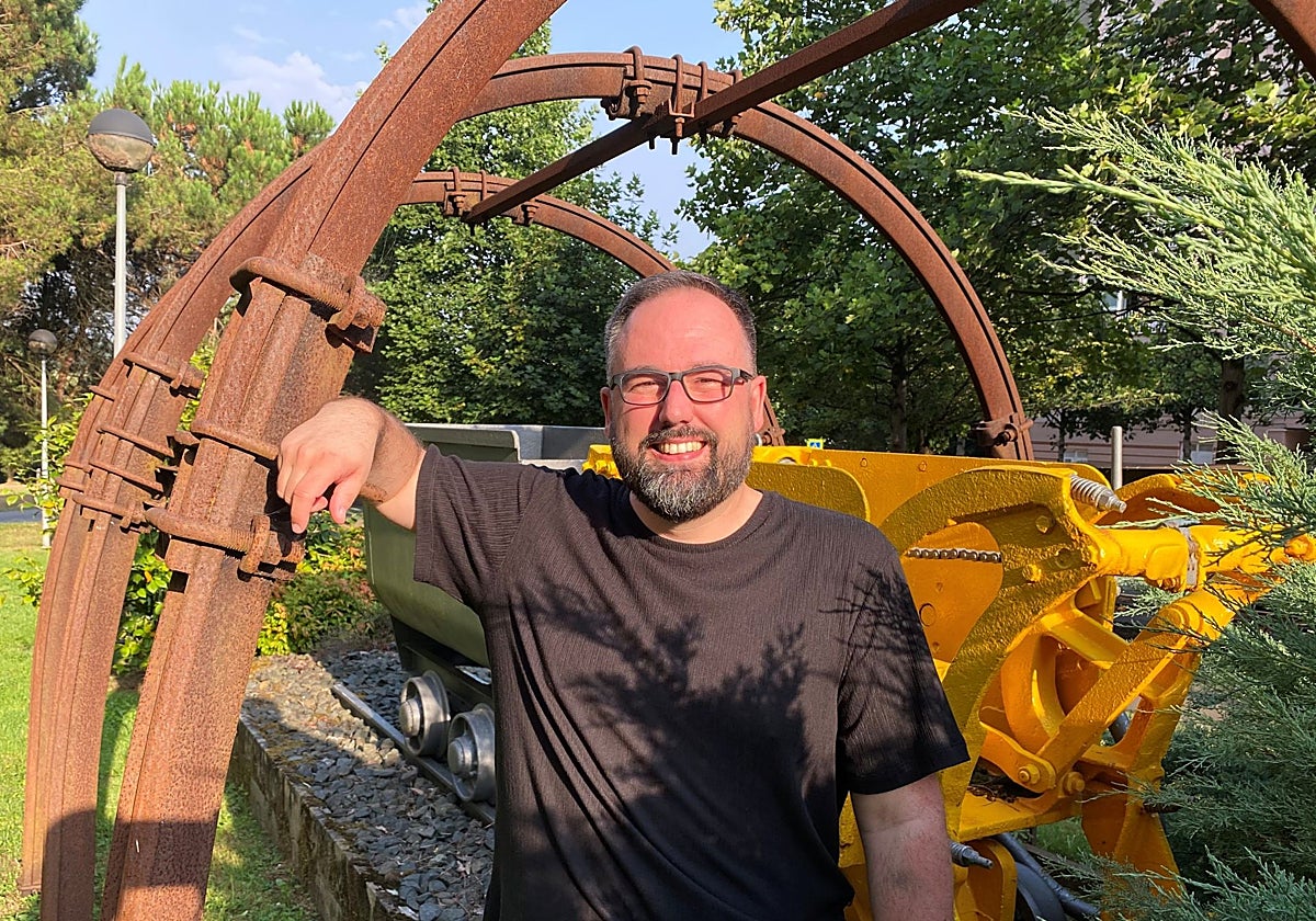 Carlos Renero, este lunes, junto a la vagoneta de la Escuela Politécnica de Ingeniería de Minas y Energía de Torrelavega.
