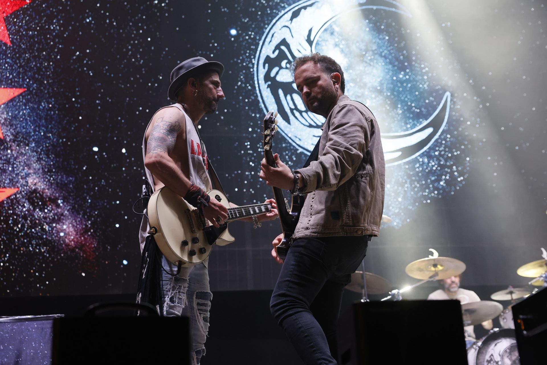 El concierto arrancó con retraso, pero siguiendo los cánones: de una nube de humo azul emergió en solitario Nando G. Miguel, con el sombrero calado