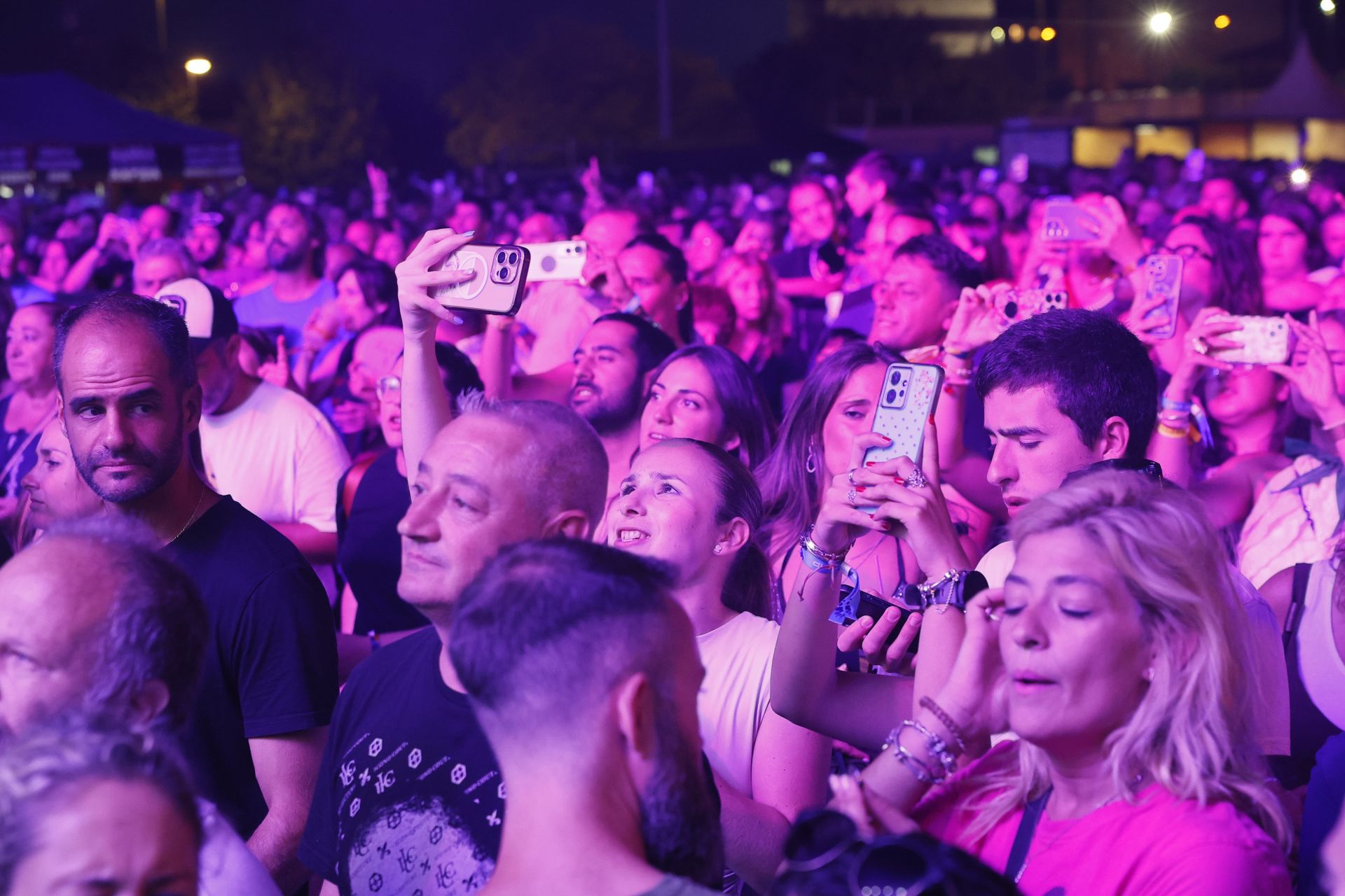 Móvil en mano, muchas personas aprovecharon para inmortalizar el concierto