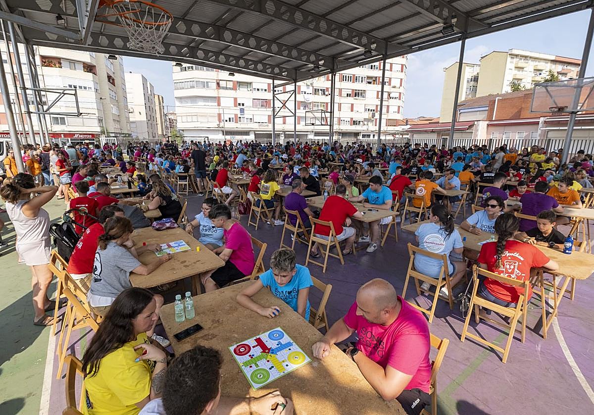 Las peñas se reencontraron, un día más, en la trepidante competición de parchís