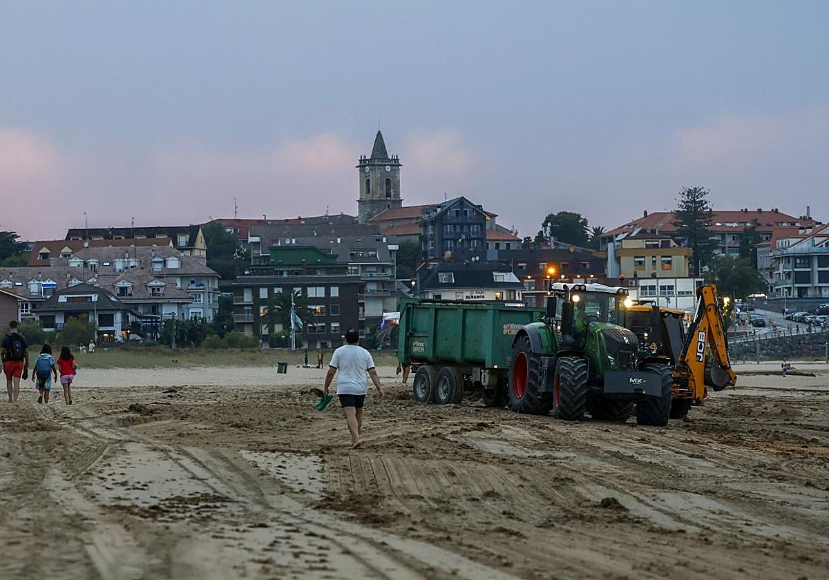 Las máquinas entran en la playa de Trengandín al inicio de la noche