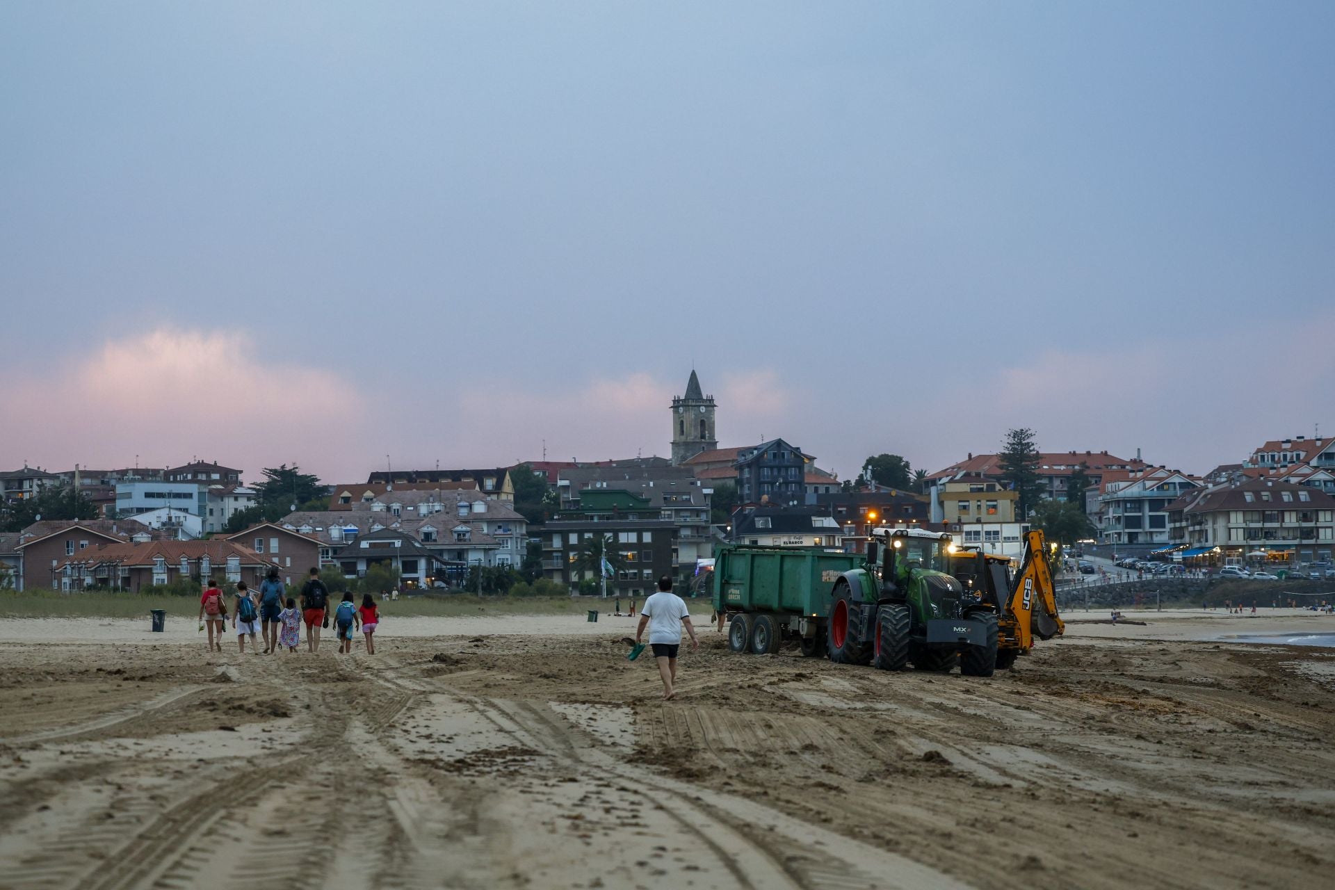 Las toneladas de algas se depositan en Noja en el campo fútbol a la espera de ser llevadas a Polanco donde se hara compost.