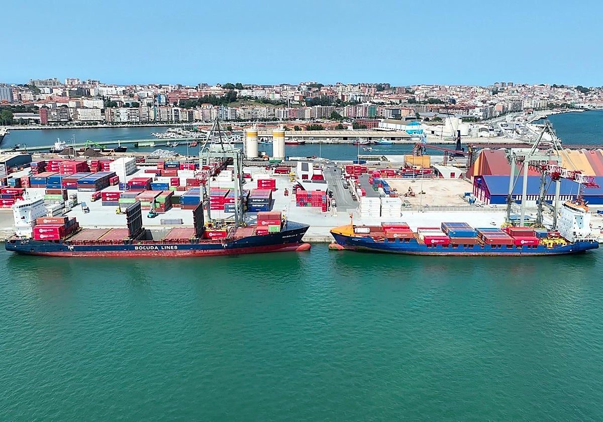 Dos buques trabajando de forma simultánea por primera vez en la Terminal de Contenedores de Santander, el pasado viernes.