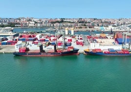 Dos buques trabajando de forma simultánea por primera vez en la Terminal de Contenedores de Santander, el pasado viernes.