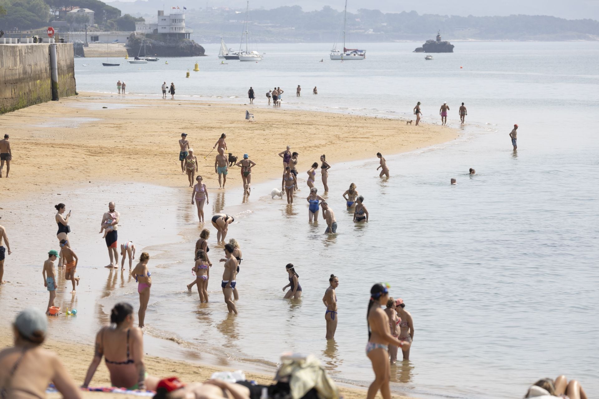 Pasear por la orilla del mar, una buena manera de pasar la ola de calor.