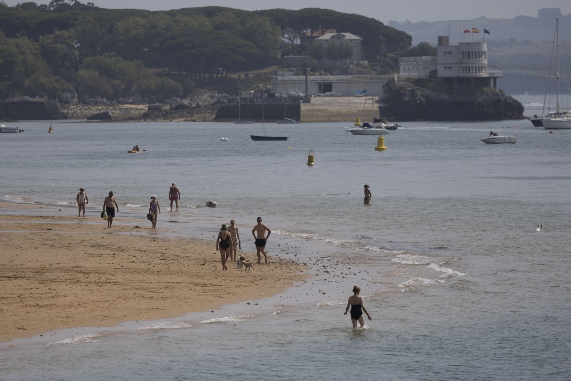 Santander ha vivido una noche de mucho calor. La temperatura mínima no bajó anoche de los 20,6 grados. 