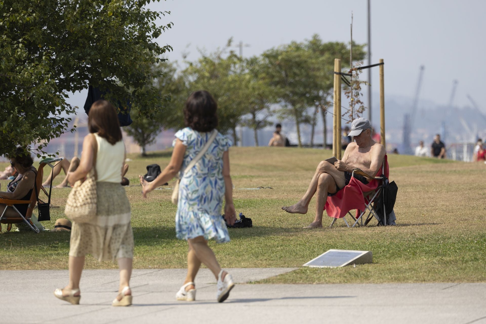 Leer y descansar cerca del mar, es la opción elegida por algunos veraneantes