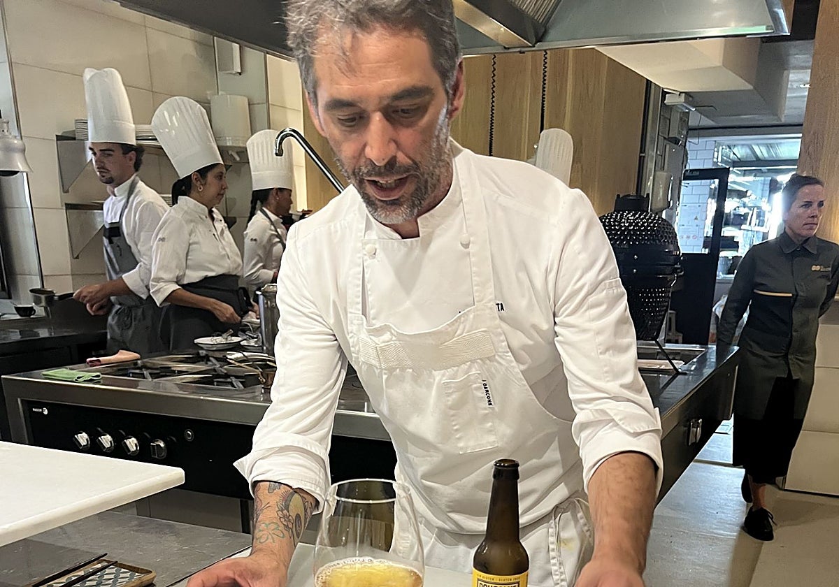 El chef, Eduardo Quitana, en primer término, al fondo, a la derecha, Cristina Cruz; ambos dirigen La Bicicleta.