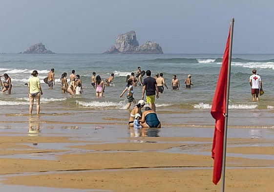 La bandera roja ondeaba este lunes en la playa de Valdearenas, en Liencres.