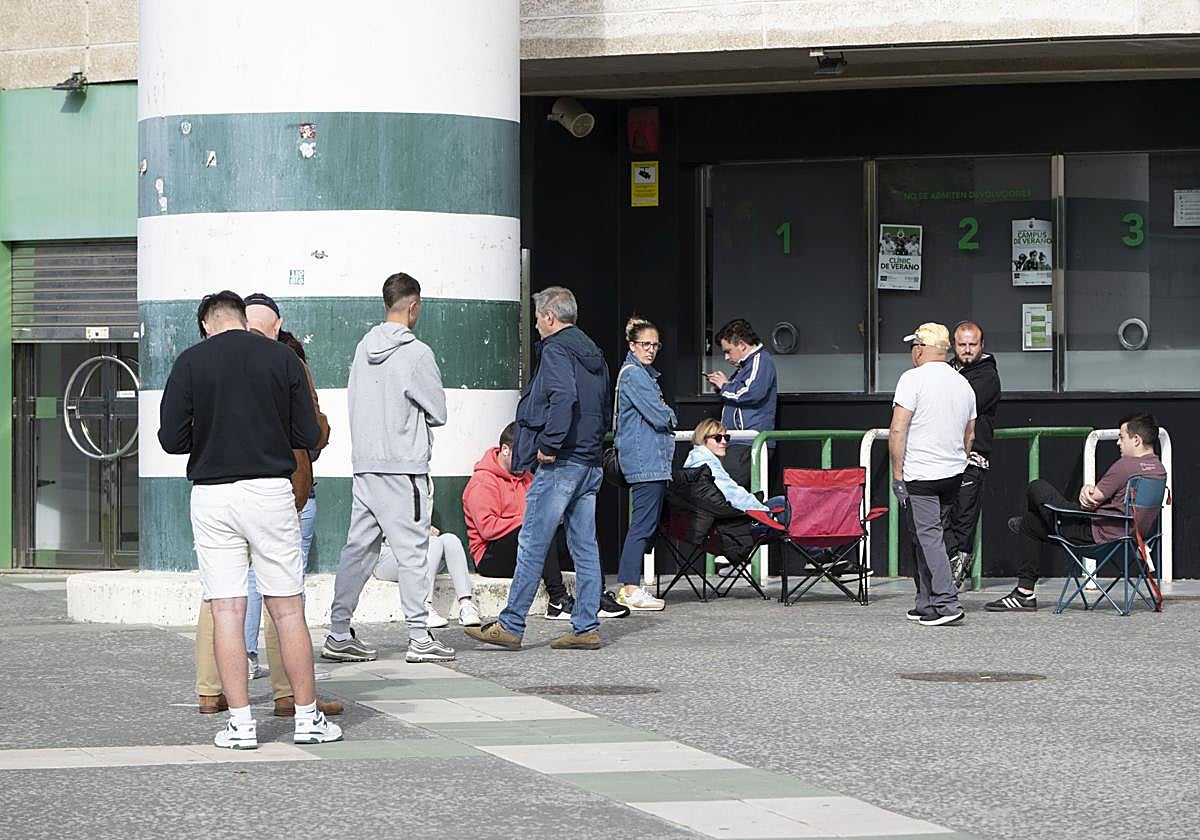 Aficionados ante las taquillas de los Campos de Sport para un partido de la temporada pasada.