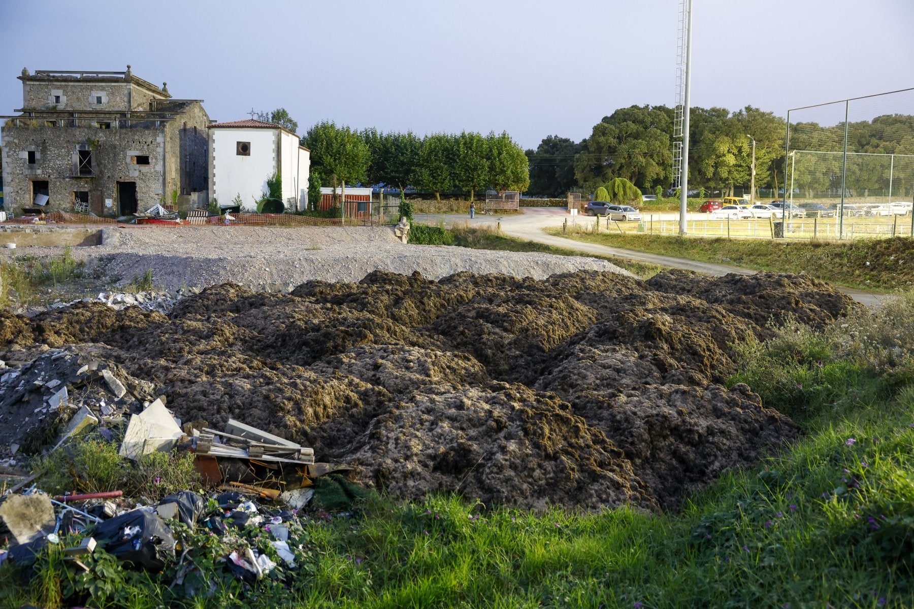 Las algas retiradas de Trengandín y Ris se acumulan en una parcela del Ayuntamiento de Noja antes de ser trasladadas a Polanco para convertirlas en compost por Cántabra de Turba, una empresa local de fabricación de biomasa.
