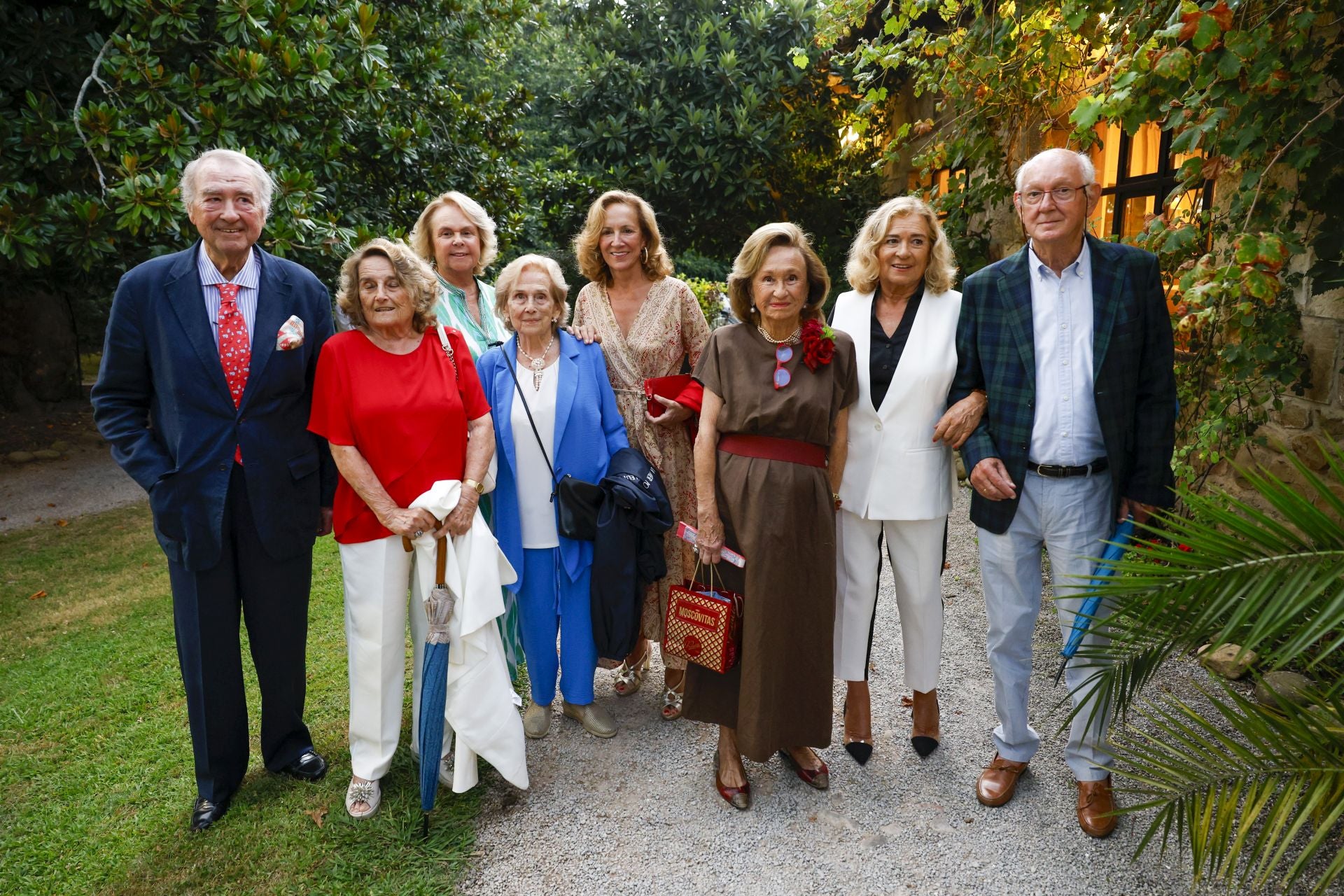Julio Calderón, María Luisa Lamelas, Tula Beltrán, Angelina Lamelas, Pachi Núñez Lagos, Pilar Galán, Pastora Linares y Fernando Erasun.