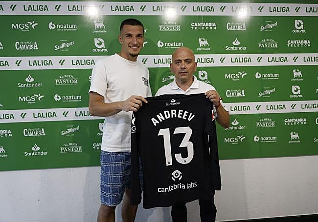 Chema Aragón, junto a Plamen Andreev, en la presentación del guardameta bulgaro.
