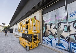 Las obras de remodelación de la fachada de la nueva discoteca de Nueva Montaña.