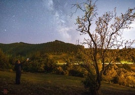 Foto de archivo de laa Vía Láctea y las perseidas desde Trillayo (Cillórigo de Liébana).
