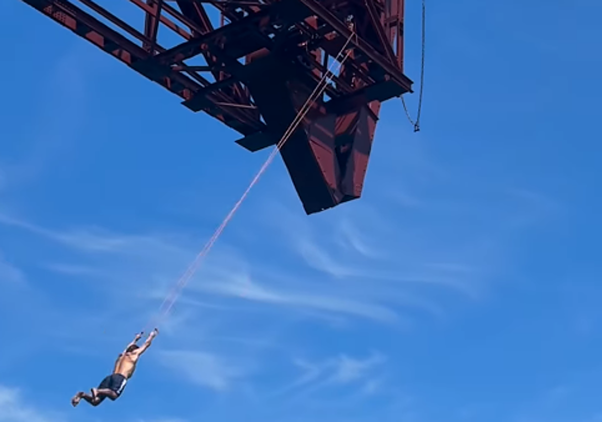 Investigan a un 'influencer' por hacer acrobacias y lanzarse al agua desde el cargadero de Dícido, que está en rehabilitación