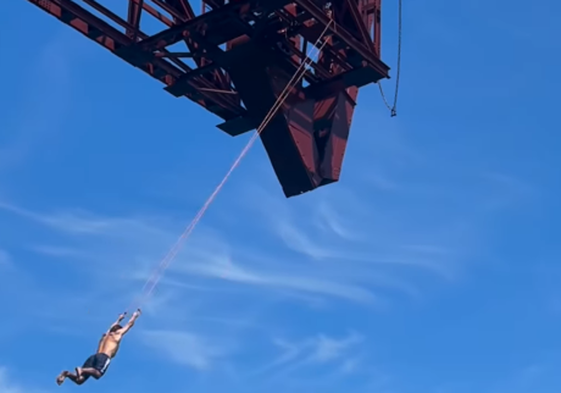 Investigan a un 'influencer' por hacer acrobacias y lanzarse al agua desde el cargadero de Dícido, que está en rehabilitación