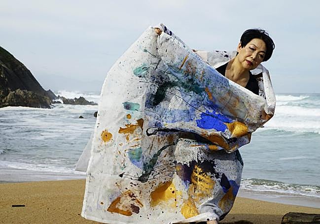 Michiko Azu. 'A través de capas enel miomento presente'.