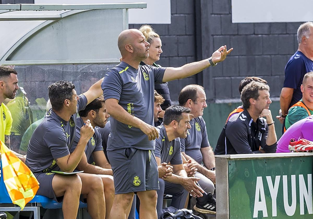 El entrenador del Racing, José Alberto, da indicaciones a sus jugadores durante un partido de esta pretemporada.