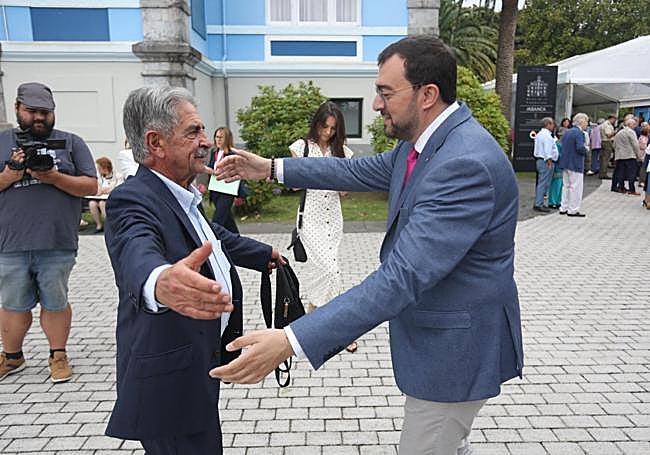 Barbón saluda cariñosamente a «mi hermano» Miguel Ángel Revilla, expresidente de Cantabria.