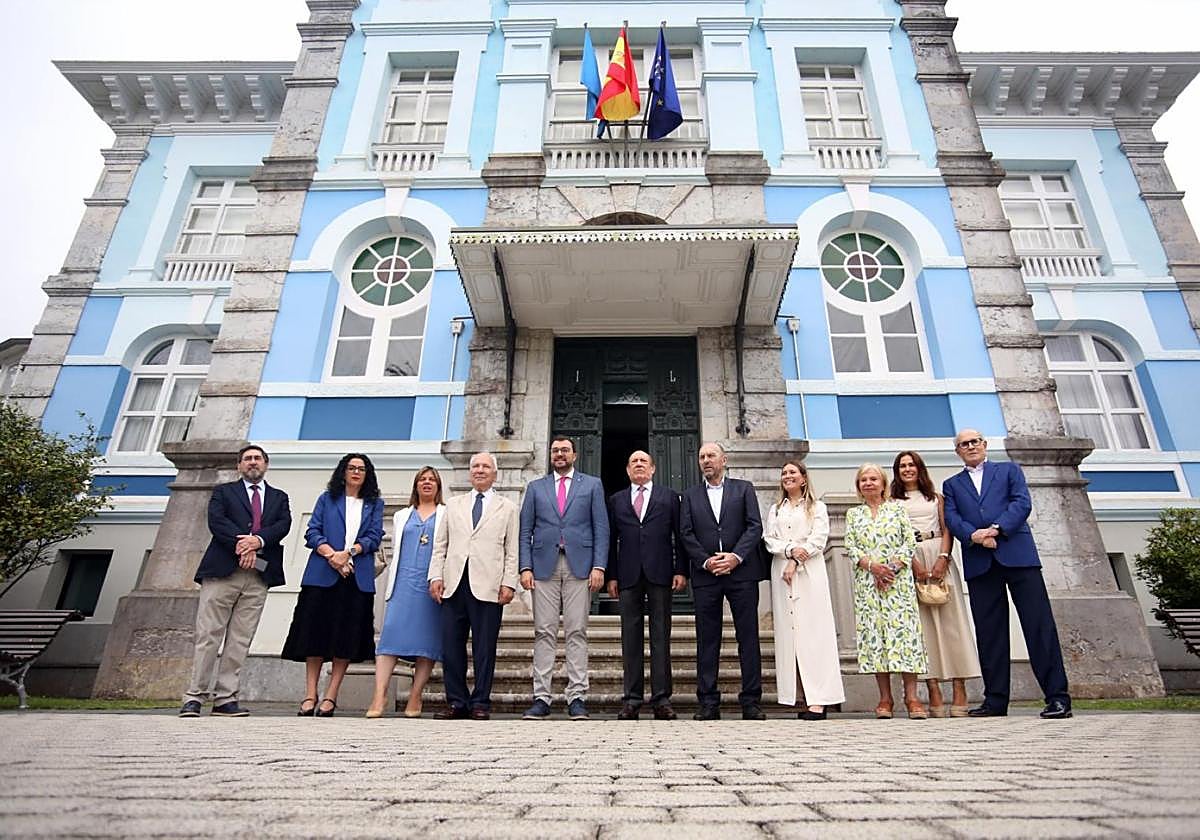 Por la izquierda, Santiago González, Vanessa Gutiérrez, Gimena Llamedo, Francisco Rodríguez, Adrián Barbón, Antonio Suárez, Juan Cofiño, Olaya Romano, Antonia Fernández Felgueroso, Ana María Rodríguez y José Antonio Pérez Simón, en la Quinta Guadalupe, donde ayer se celebró el VII Encuentro Hispanoamericano de Colombres, promovido por la Fundación del Archivo de Indianos.