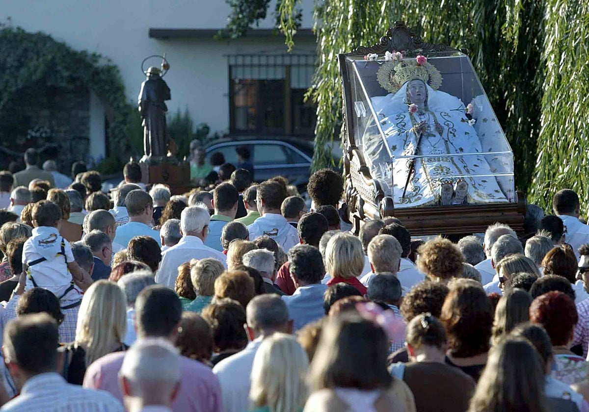Procesión de la Virgen de la Cama por las calles de Escalante.