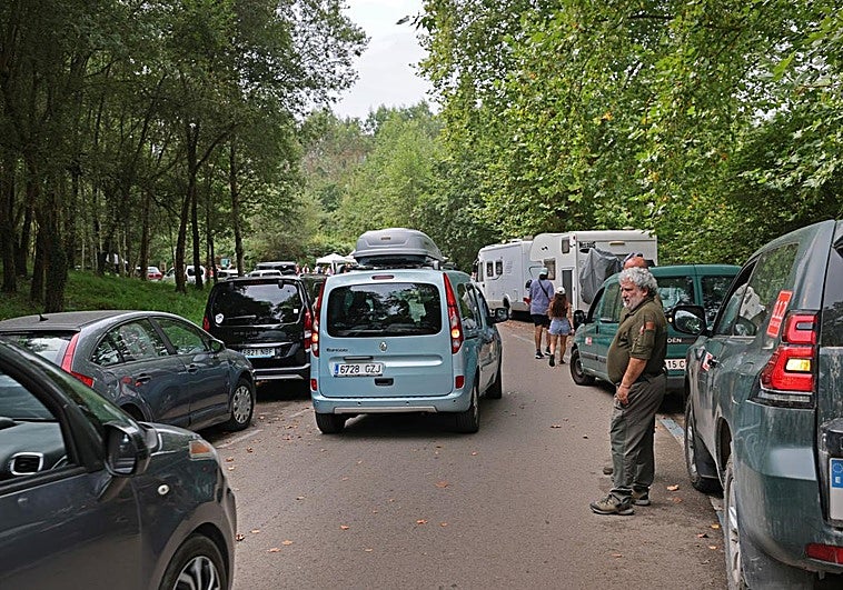 El jefe de la Comarca 13 de Montes regula el intenso tráfico en el aparcamiento del parque.